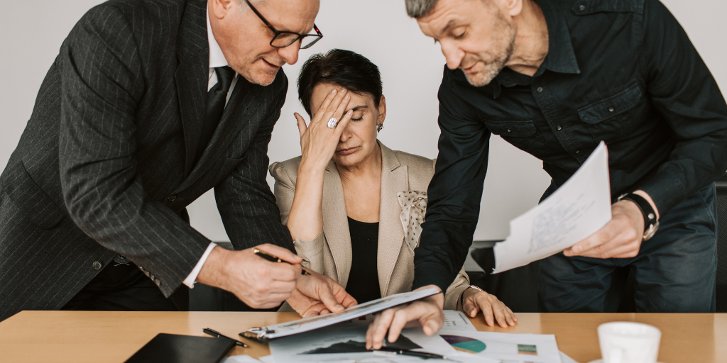 El divorcio de datos: Por qué tu ingeniero y tu contador sabotean la rentabilidad (sin saberlo)