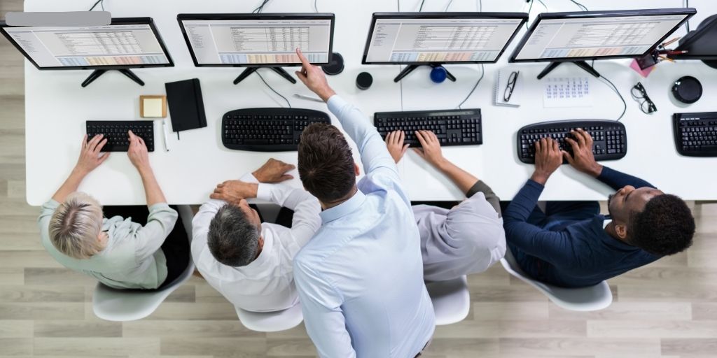 El piloto y el Ferrari: Por qué la capacitación es el verdadero motor del software